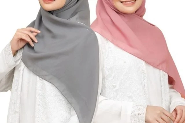 Cara Pakai Hijab Segi Empat. Yuk Ikuti Tutorialnya!